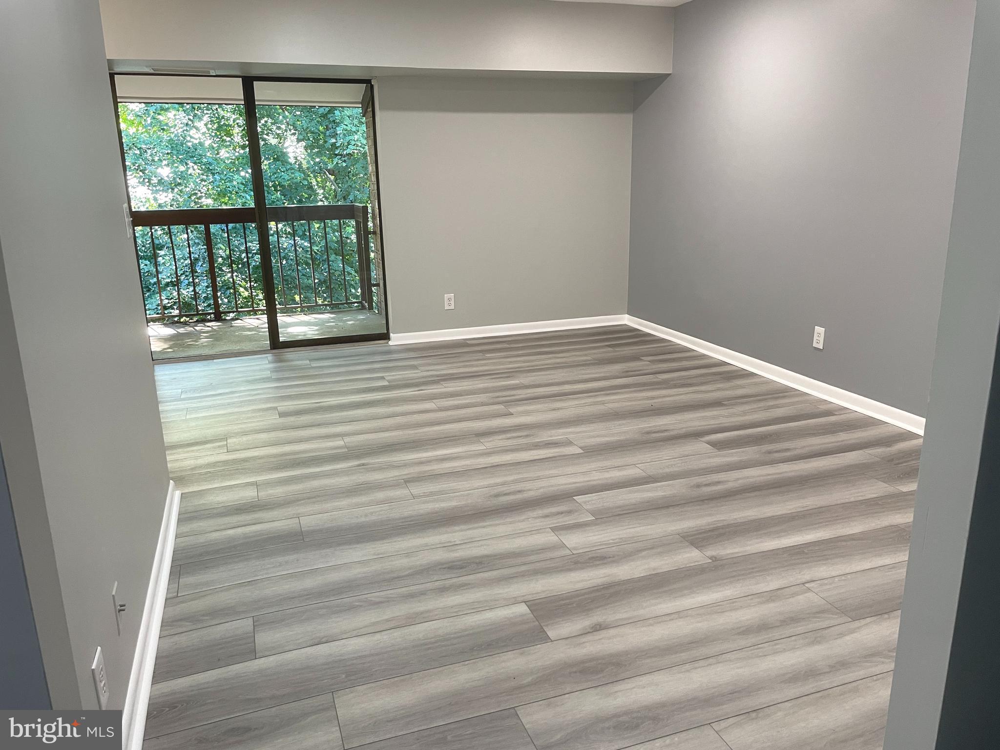2214 Castle Rock Square, Unit 22C Reston, VA 20191 - Photo 11 of 32 Entrance into LIVING ROOM from hallway