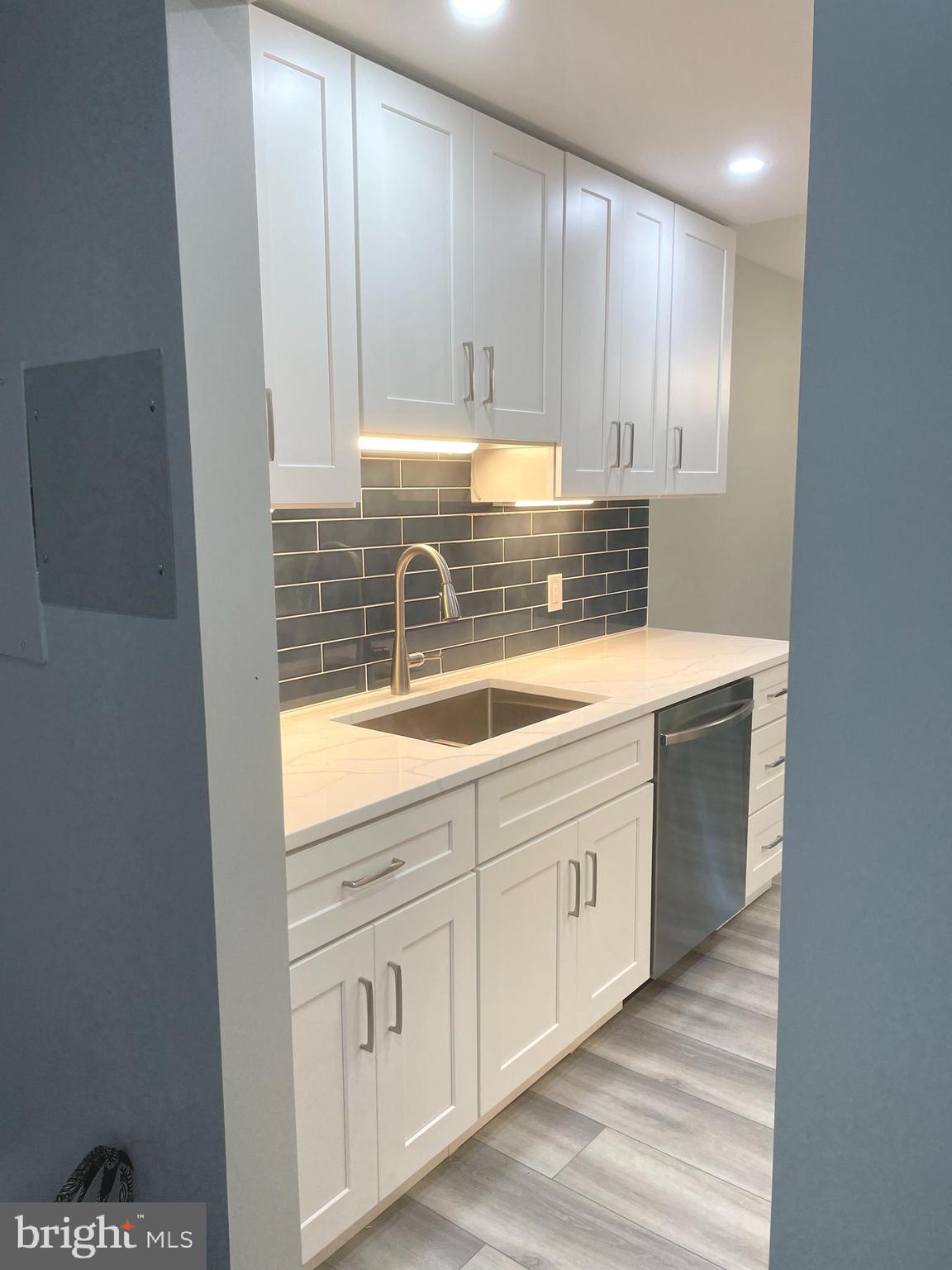 2214 Castle Rock Square, Unit 22C Reston, VA 20191 - Photo 3 of 32 KITCHEN w/under cabinet lighting