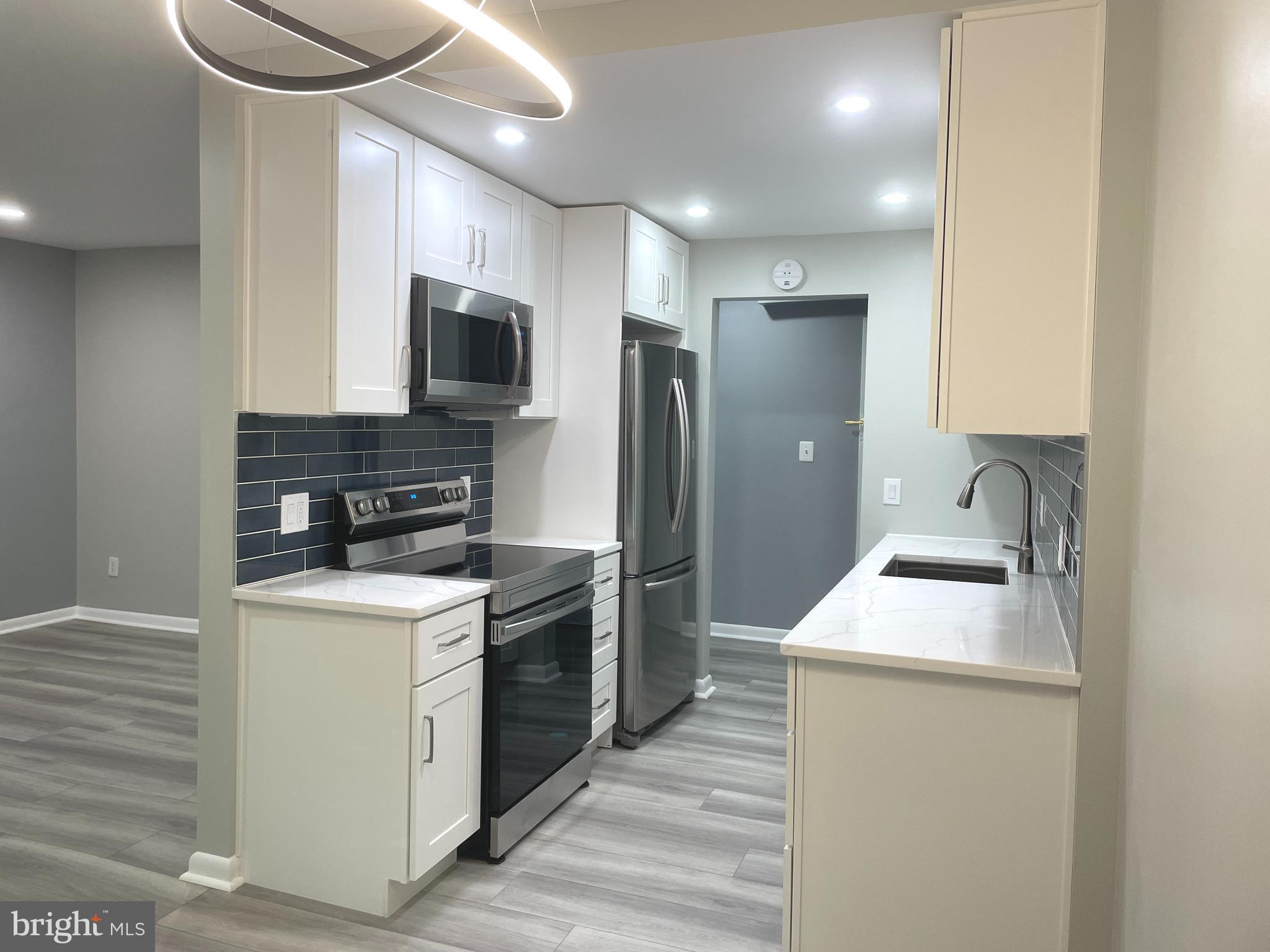 2214 Castle Rock Square, Unit 22C Reston, VA 20191 - Photo 4 of 32 View from dining room to KITCHEN