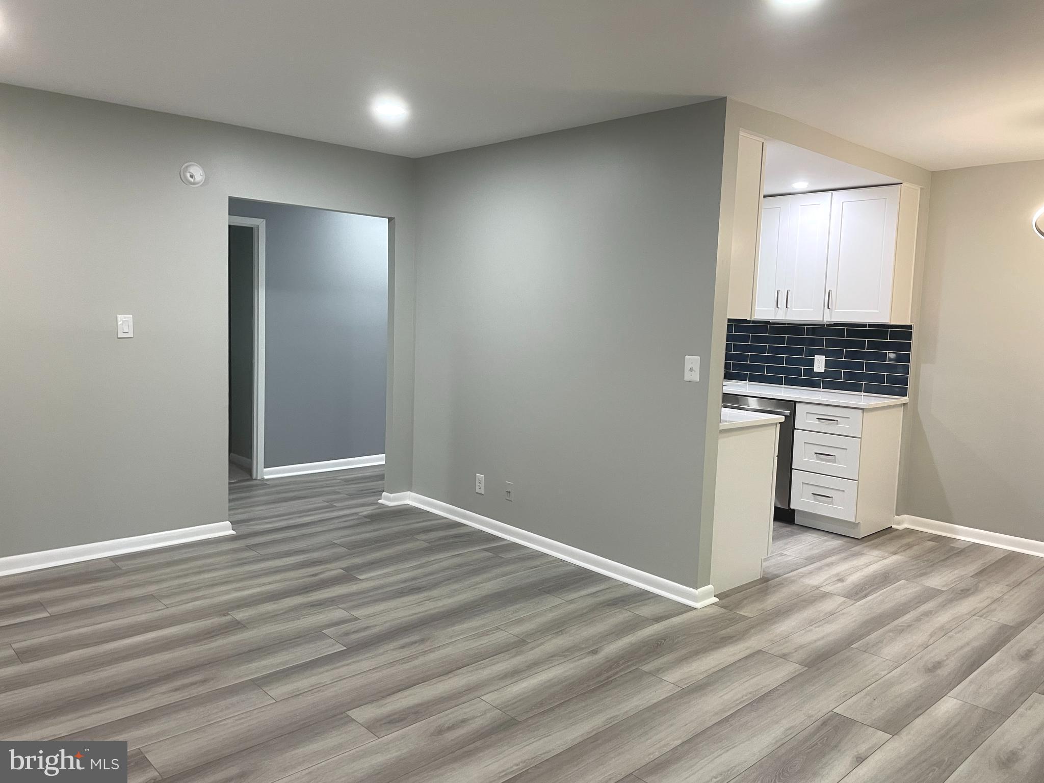 2214 Castle Rock Square, Unit 22C Reston, VA 20191 - Photo 9 of 32 LIVING ROOM/DINING ROOM