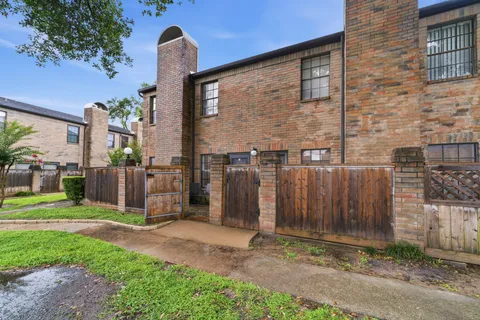 $179,000 | 9850 Pagewood Lane, Unit 1009, Houston, TX 77063