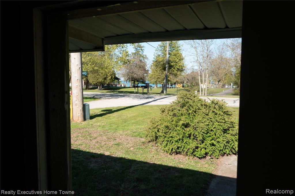 7961 Lakeshore Road Fort Gratiot, MI 48059 - Photo 11 of 37