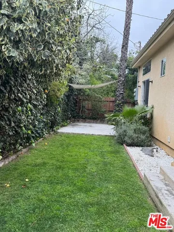 a view of a back yard