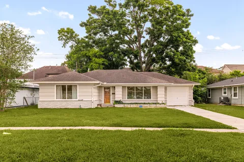 $2,400 | 5127 Maple Street, Bellaire, TX 77401