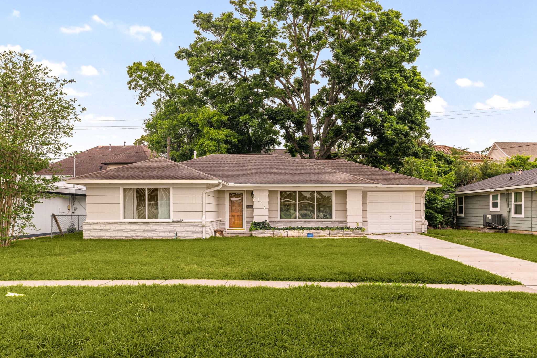5127 Maple Street Bellaire, TX 77401 - Photo 2 of 20 Welcome to 5127 Maple St