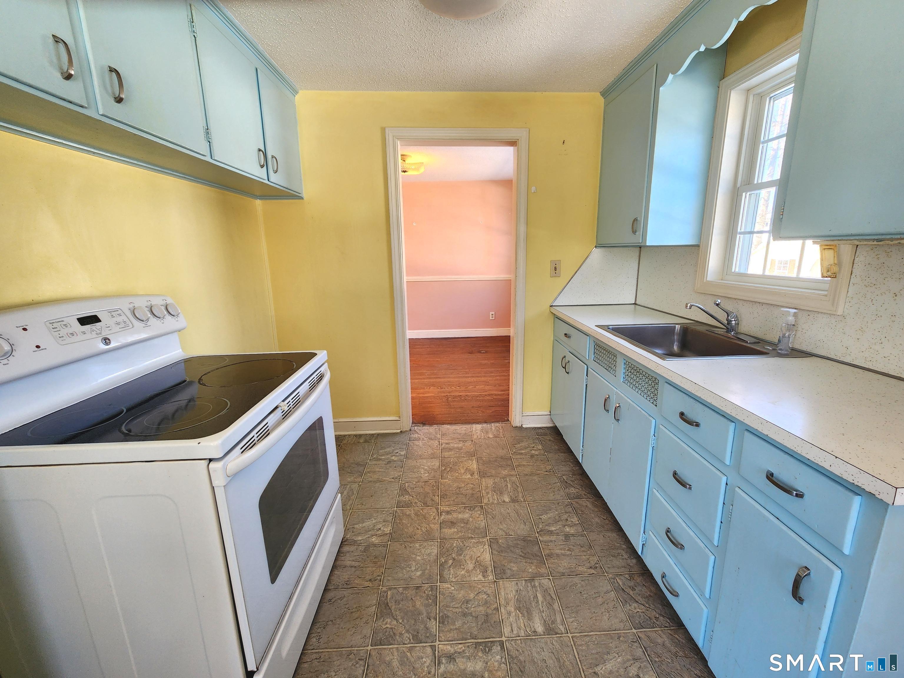 257 Green Road Manchester, CT 06042 - Photo 12 of 37 Kitchen