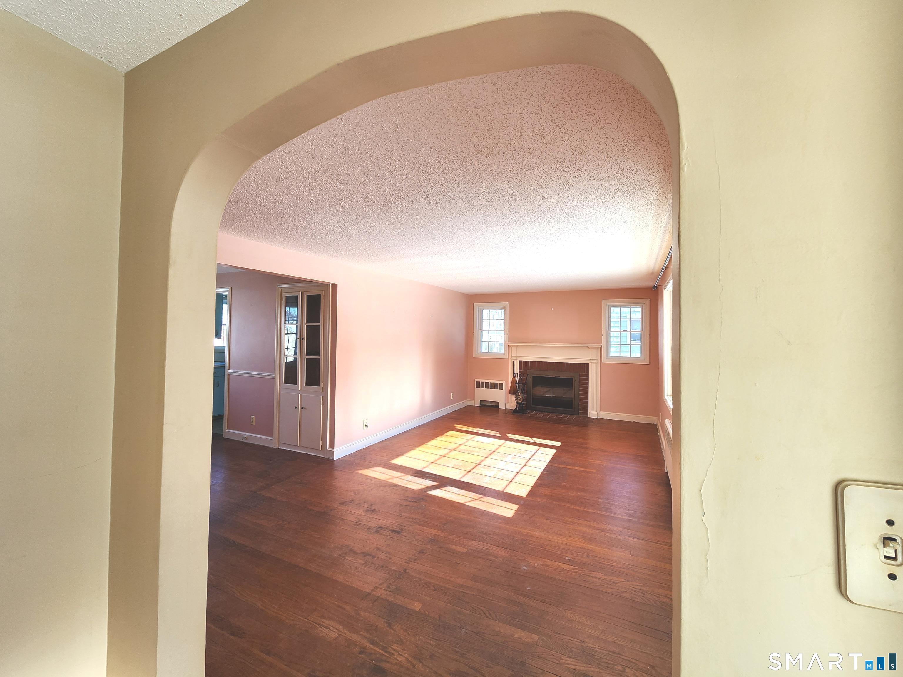 257 Green Road Manchester, CT 06042 - Photo 5 of 37 Nice archway into the living room
