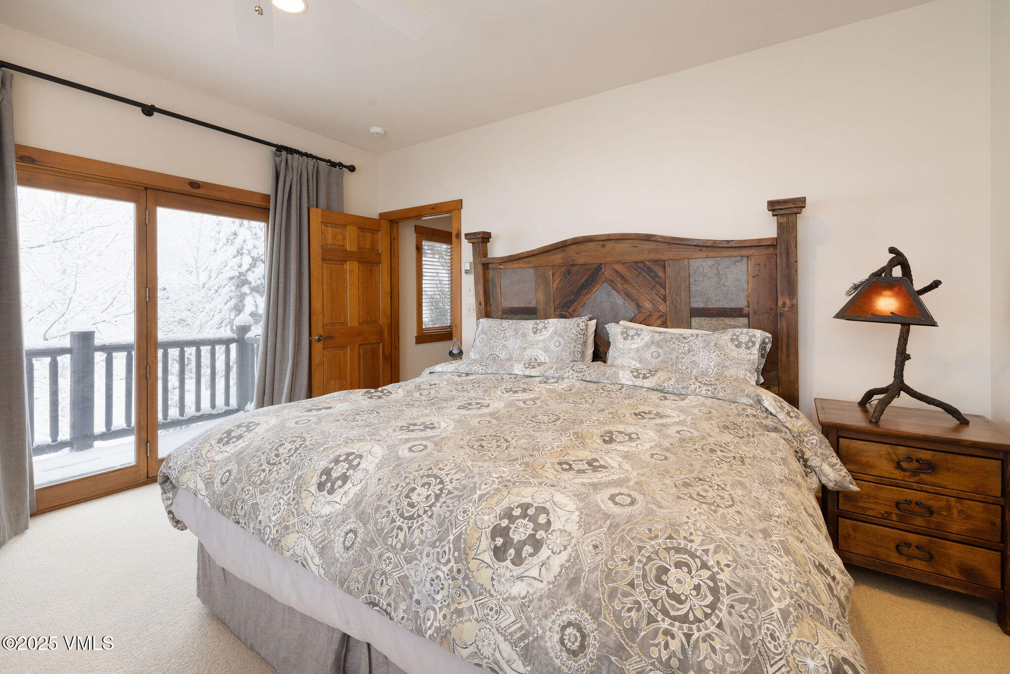 135 Knudson Ranch Road Edwards, CO 81632 - Photo 6 of 14 135_knudson_ranch_rd_interior_primary