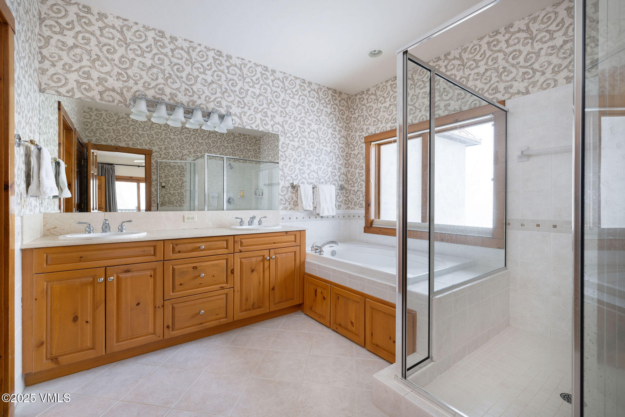 135 Knudson Ranch Road Edwards, CO 81632 - Photo 8 of 14 135_knudson_ranch_rd_interior_pirmary_ba