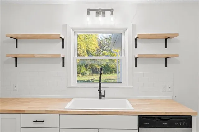 $239,000 | 1601 South Independence Street, Harrisonville, MO 64701