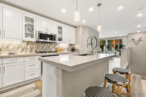 $1,599,000 | 807 Santa Barbara Place, San Diego, CA 92109