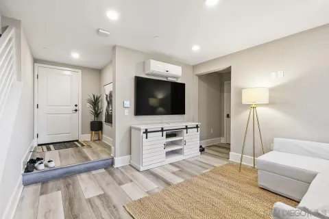 $1,599,000 | 807 Santa Barbara Place, San Diego, CA 92109