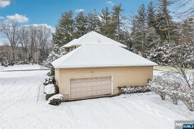 $895,000 | 45 Lake Road, Upper Saddle River, NJ 07458