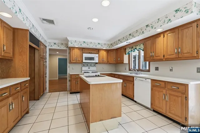 $895,000 | 45 Lake Road, Upper Saddle River, NJ 07458