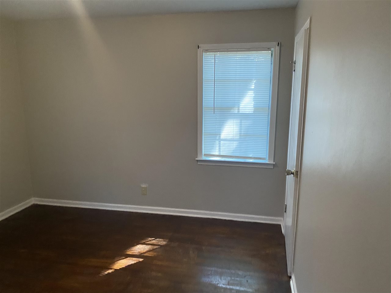 4066 Bishops Bridge Road Memphis, TN 38118 - Photo 13 of 19 an empty room with a window