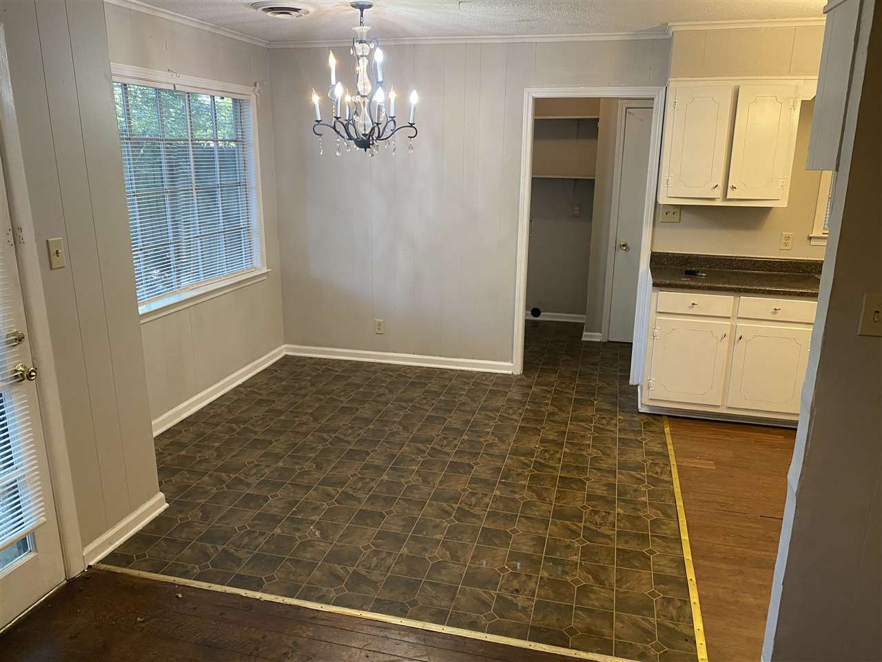 4066 Bishops Bridge Road Memphis, TN 38118 - Photo 4 of 19 a view of livingroom with kitchen