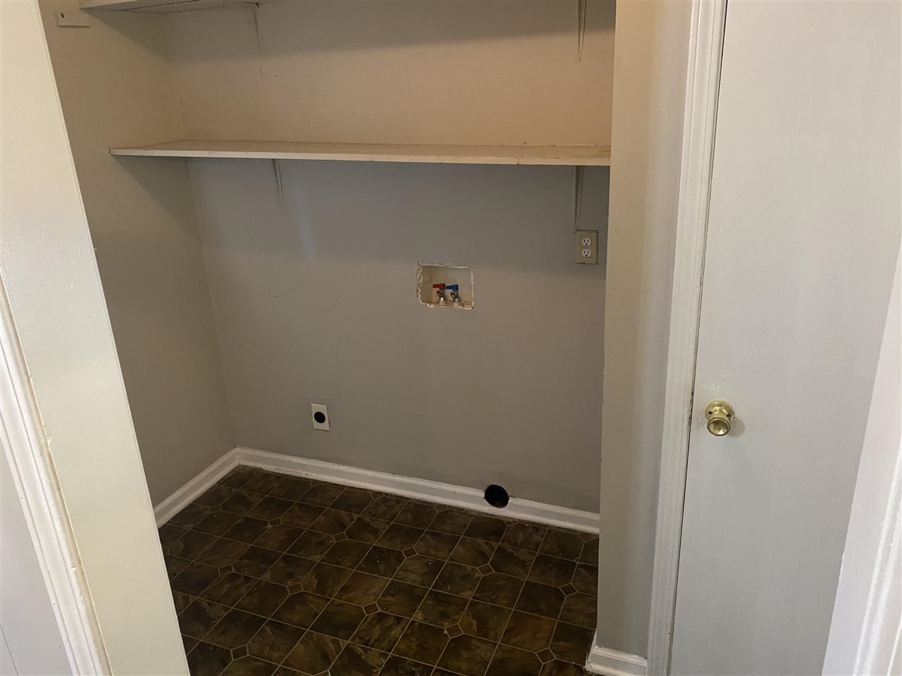 4066 Bishops Bridge Road Memphis, TN 38118 - Photo 6 of 19 a bathroom with a close shower view