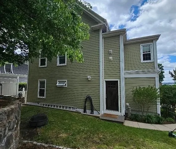 a view of front of a house with a yard