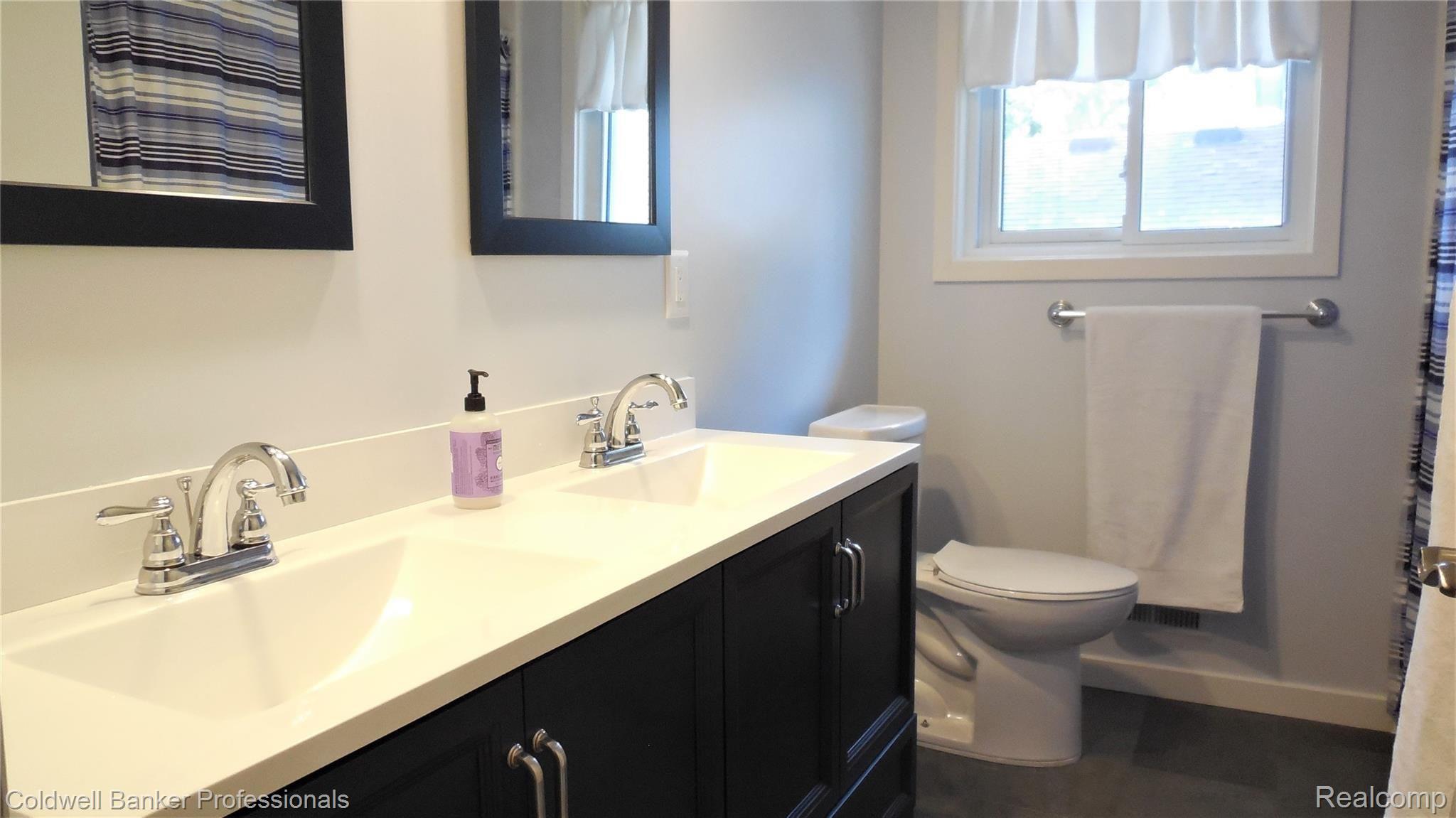 7543 Kingsbridge Road Canton, MI 48187 - Photo 20 of 41 Upper Level Bath