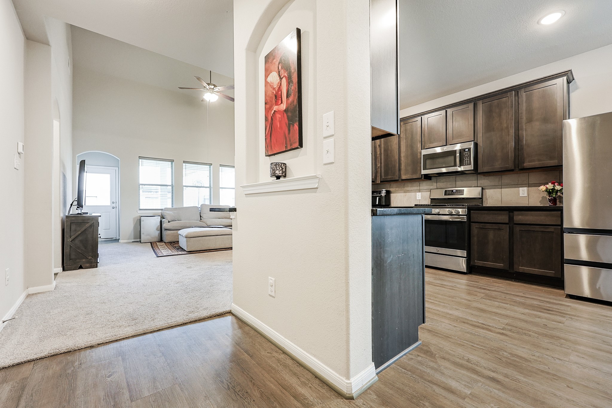 10423 Rochester Hls Lane Tomball, TX 77375 - Photo 10 of 36 Dramatic, high vaulted ceilings maximize the room's open and spacious feel.