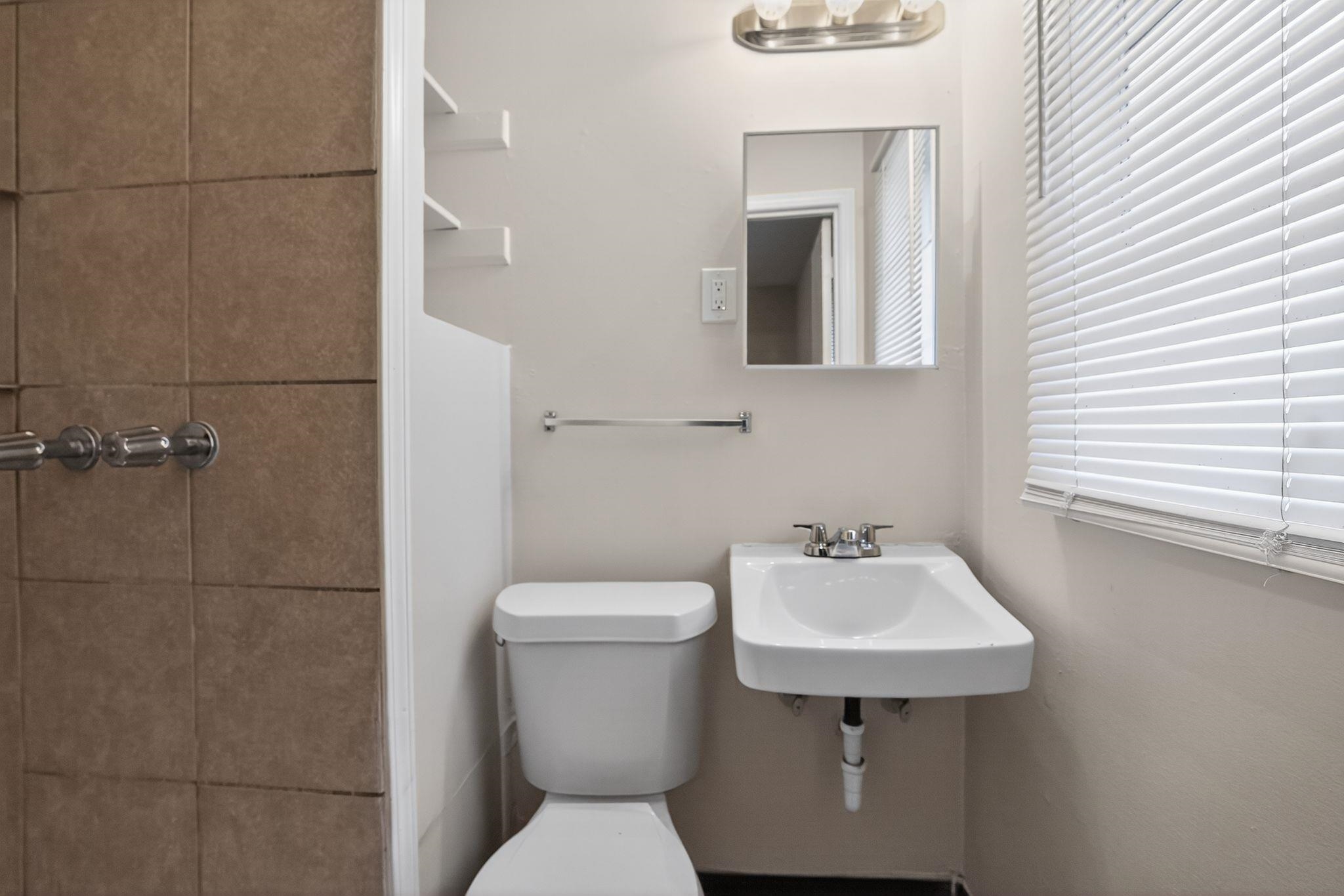 4689 Raleigh Lagrange Road Memphis, TN 38128 - Photo 24 of 30 Full bathroom featuring tiled shower and toilet