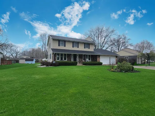 $349,000 | 1056 Parkwood Drive, Nappanee, IN 46550