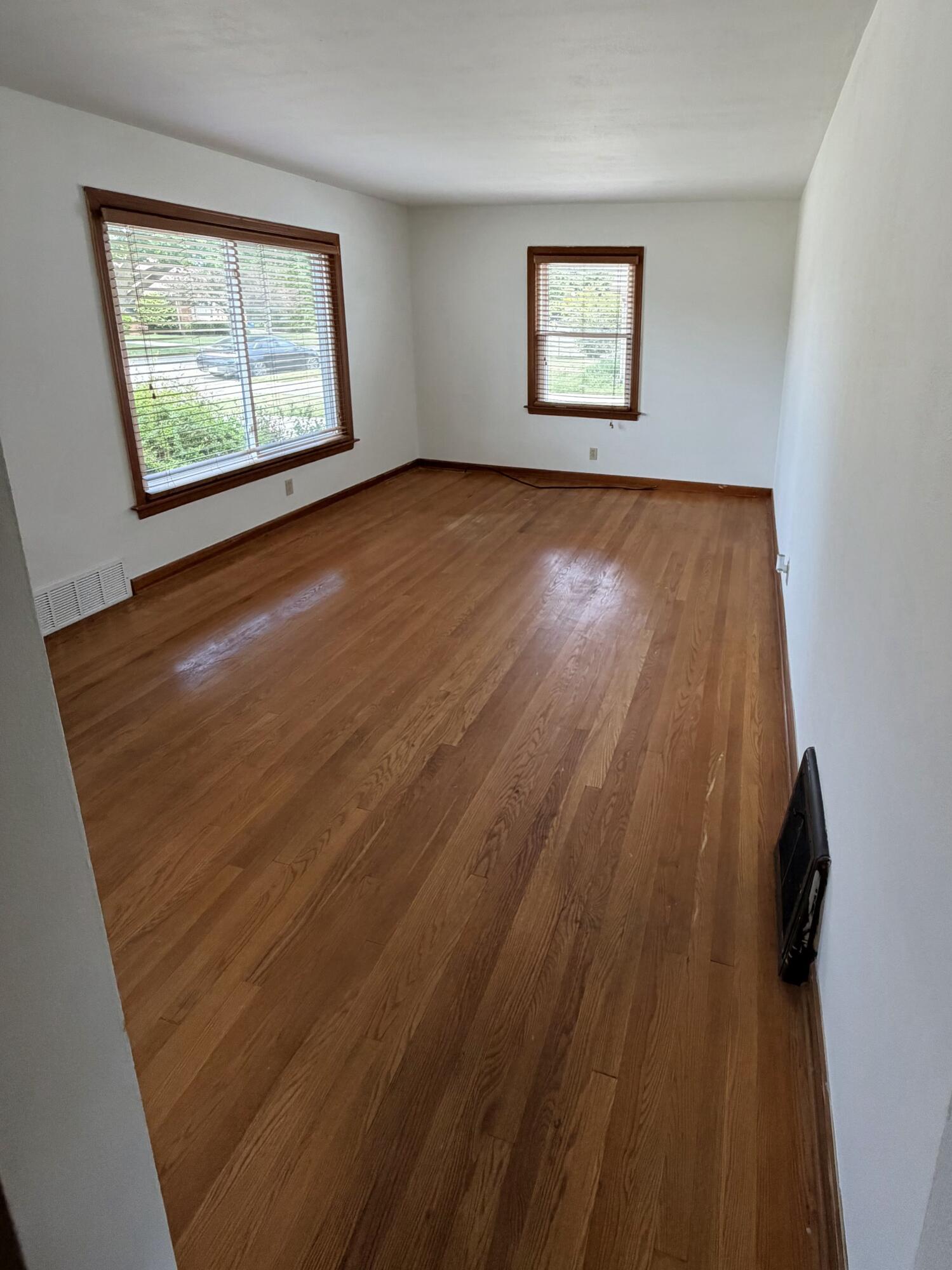 1225 Lombard Avenue Racine, WI 53402 - Photo 5 of 11 Living Room