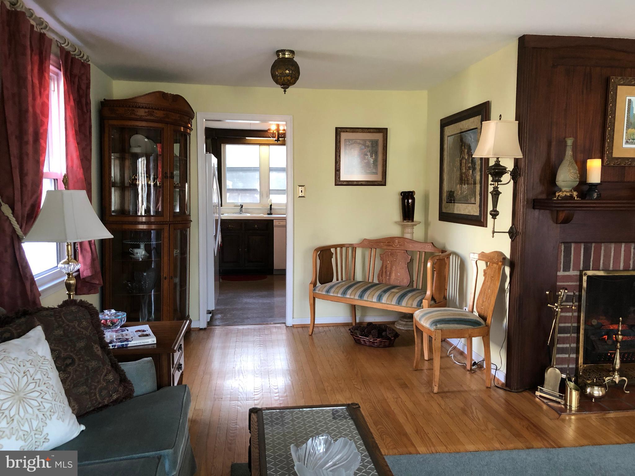 602 Burton Road Oreland, PA 19075 - Photo 11 of 47 Living Room
