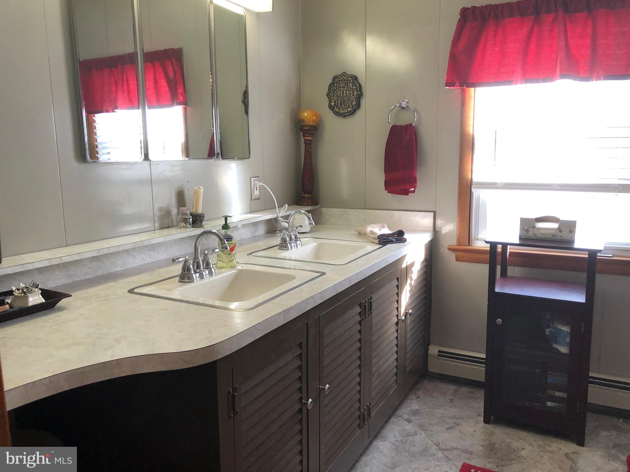 602 Burton Road Oreland, PA 19075 - Photo 34 of 47 2nd Floor - Full Bath