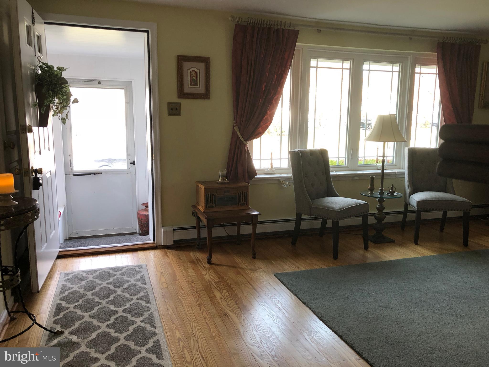 602 Burton Road Oreland, PA 19075 - Photo 6 of 47 Vestibule Entry/Living Room