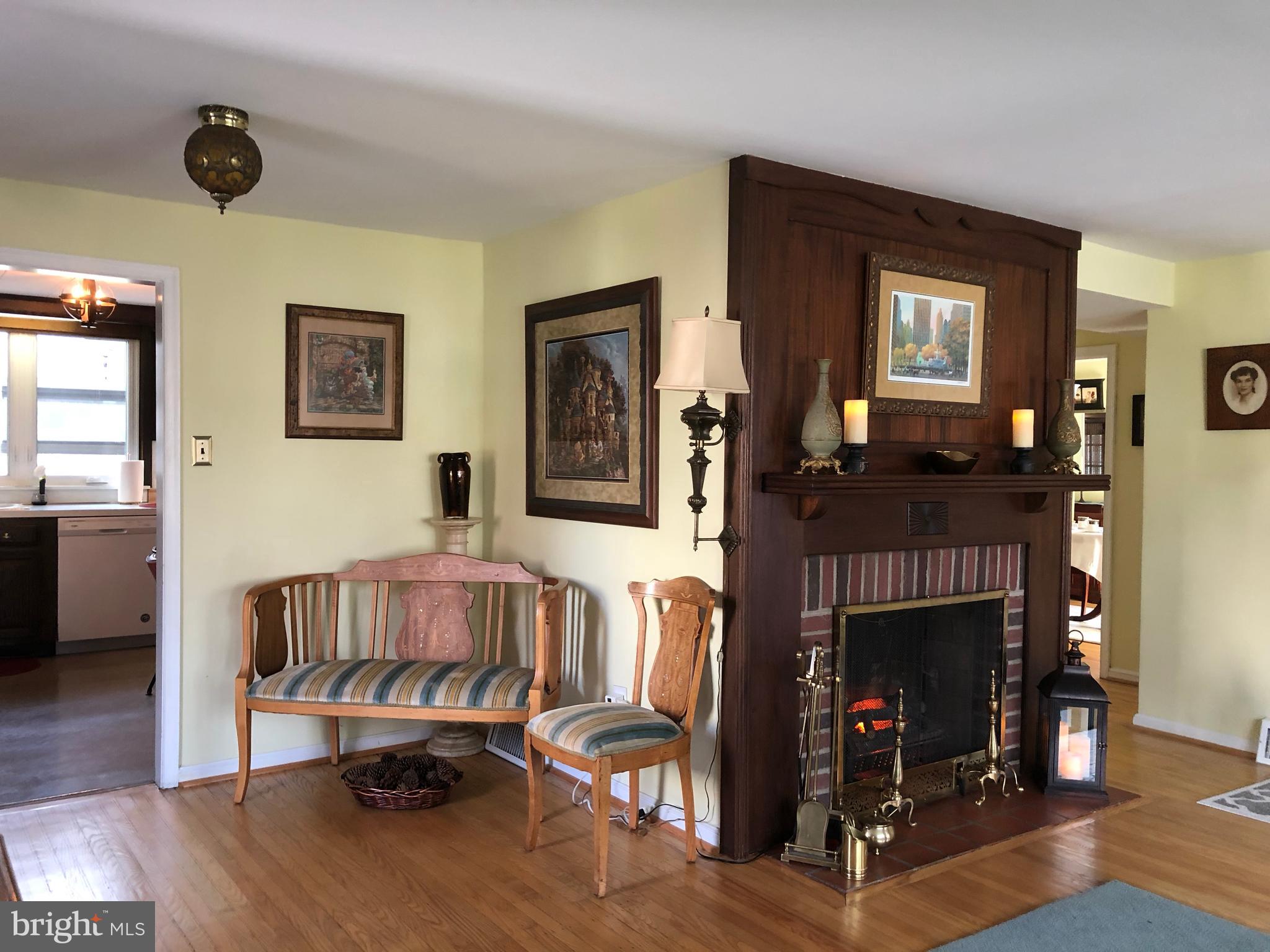 602 Burton Road Oreland, PA 19075 - Photo 10 of 47 Living Room