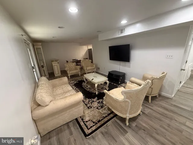 $1,500 | 20529 Aspenwood Lane, Gaithersburg, MD 20886