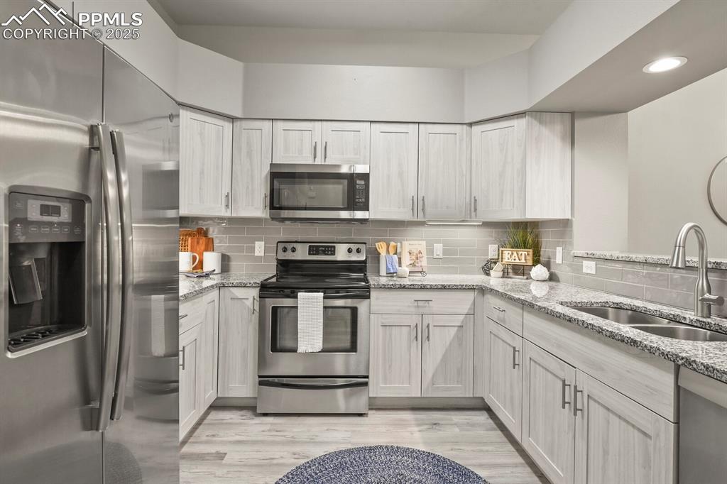 6868 Los Reyes Circle Colorado Springs, CO 80918 - Photo 19 of 47 a kitchen with a sink stove and refrigerator