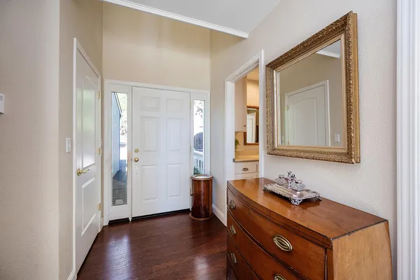 a very nice looking room with a big room