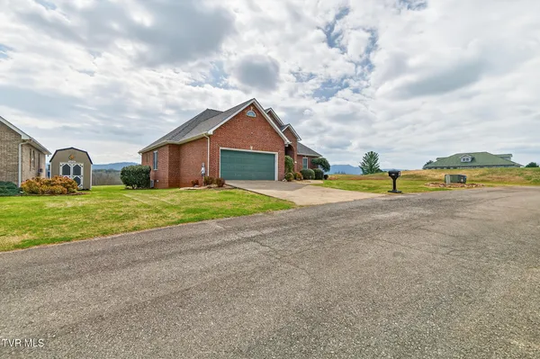 $499,900 | 100 Golf Villa Drive, Greeneville, TN 37743