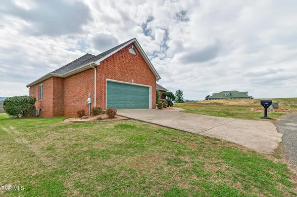 $499,900 | 100 Golf Villa Drive, Greeneville, TN 37743