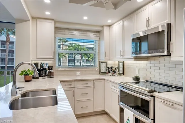 a view of a livingroom with furniture and a ceiling fan