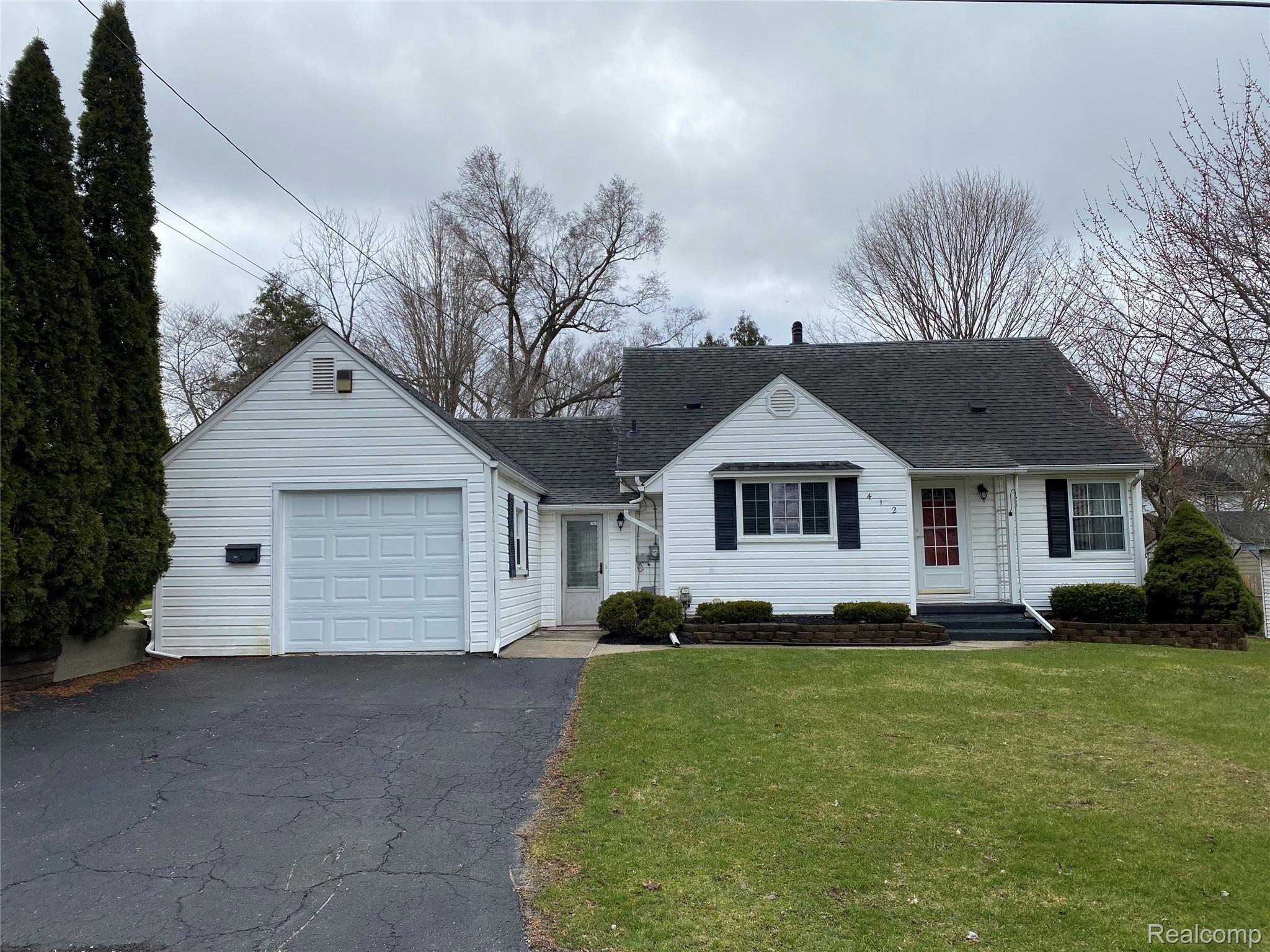 412 2nd Street Fenton, MI 48430 - Photo 1 of 18 11154625-368E-46F6-830C-CE2BA3674742.jpeg