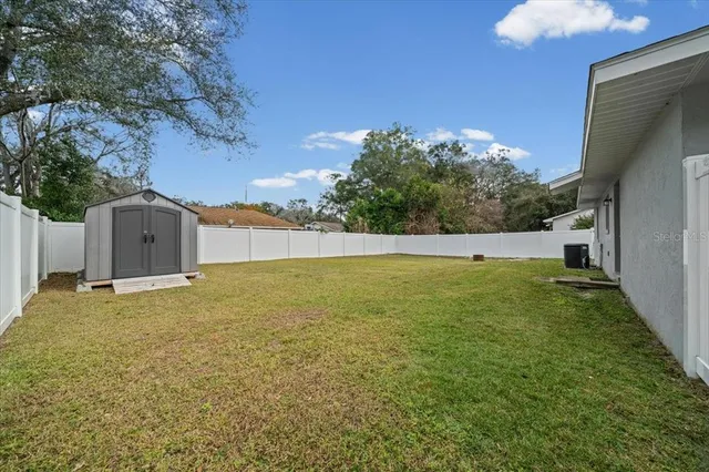 a view of a backyard