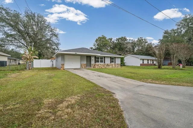 a view of a house with a yard