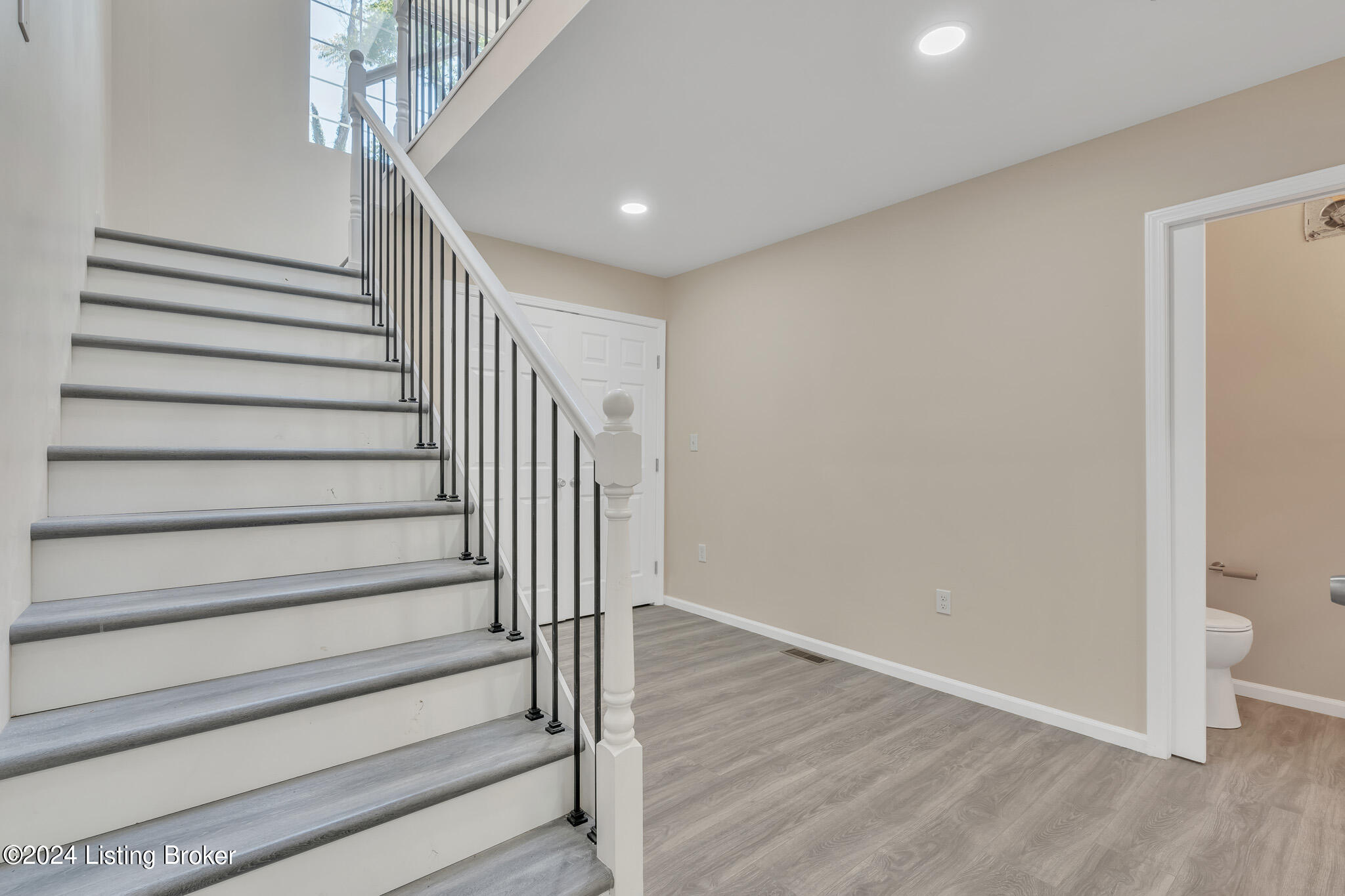 5357 Park Road Louisville, KY 40214 - Photo 16 of 54 Stairway