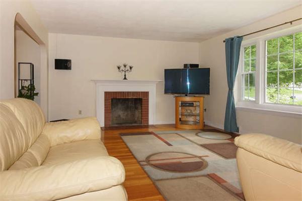 42 Alan Road Marlborough, MA 01752 - Photo 3 of 21 Gallery Image 3