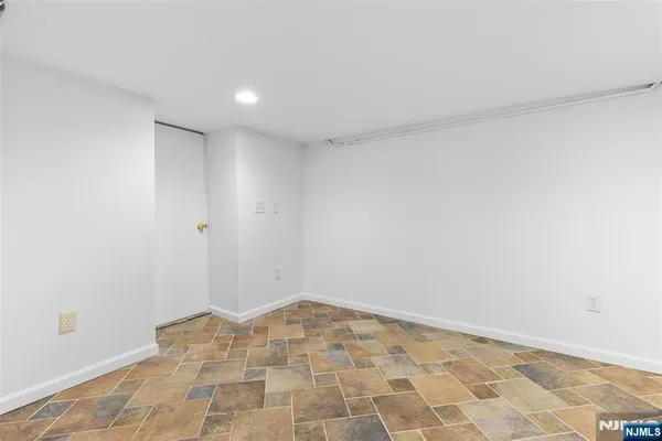 $3,850 | 6 Cottage Place, Allendale, NJ 07401