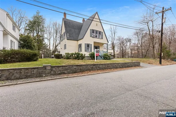 $3,850 | 6 Cottage Place, Allendale, NJ 07401