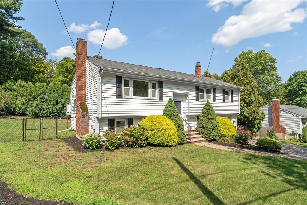 7 Locust Street Reading, MA 01867 - Photo 3 of 40 Gallery Image 3