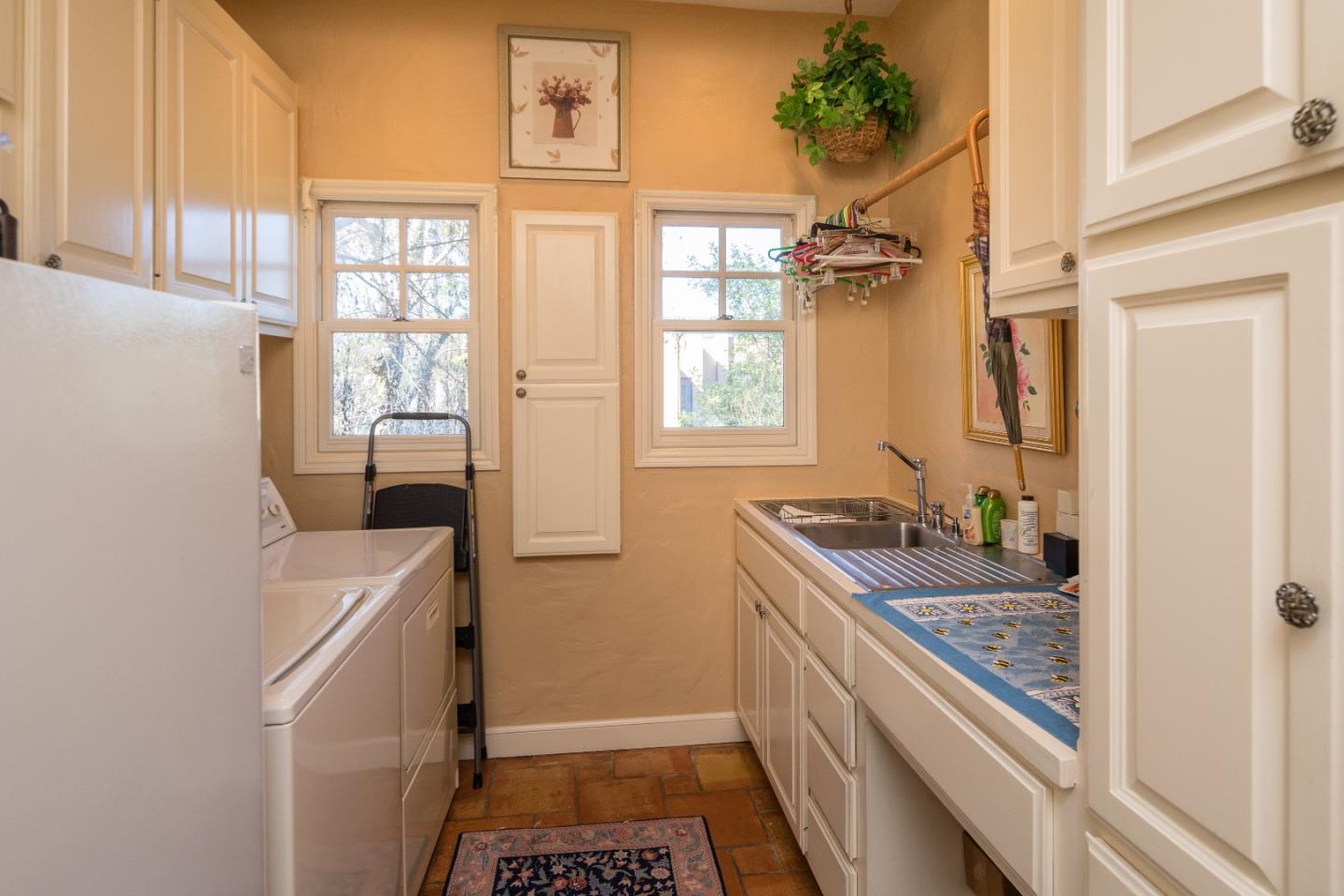 723 Chiltern Road Hillsborough, CA 94010 - Photo 10 of 36