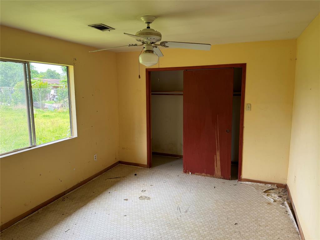 4600 Ireland Street Houston, TX 77016 - Photo 11 of 13 an empty room with a window