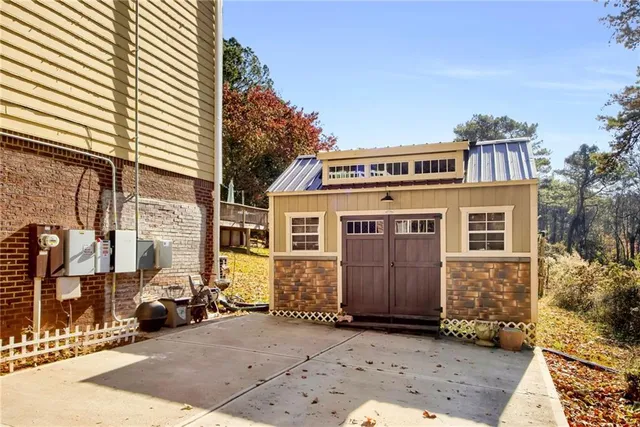 a view of a livingroom with furniture and a livingroom