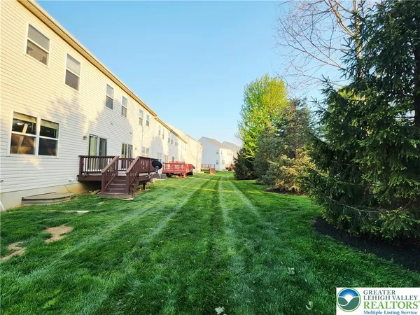 a view of backyard with garden