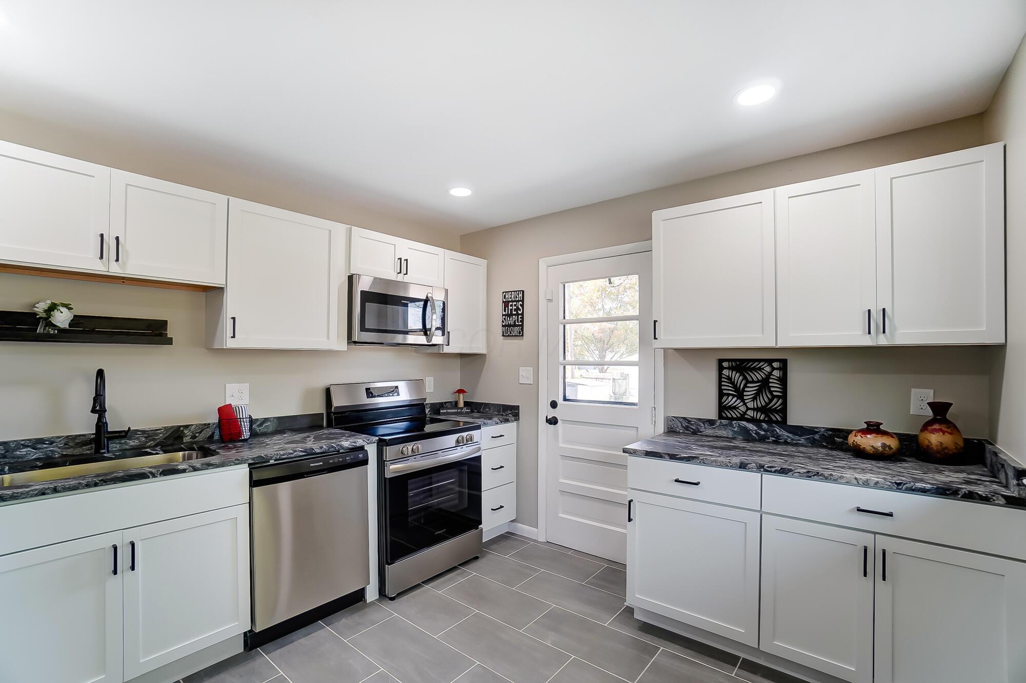 2777 Hillgate Road Columbus, OH 43207 - Photo 8 of 38 Kitchen